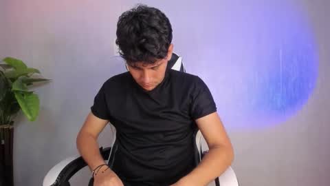 Snapshot of valetino_stonee chatting on March 21, 7:28 pm Valentino online show from March 21, 7:28 pm