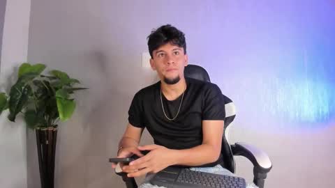 Snapshot of valetino_stonee chatting on March 23, 12:09 pm Valentino online show from March 23, 12:09 pm