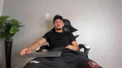 Snapshot of valetino_stonee chatting on March 24, 9:09 pm Valentino online show from March 24, 9:09 pm