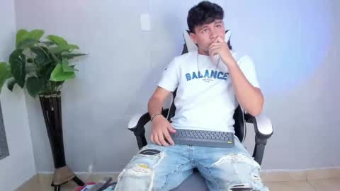 Snapshot of valetino_stonee chatting on March 25, 7:20 pm Valentino online show from March 25, 7:20 pm