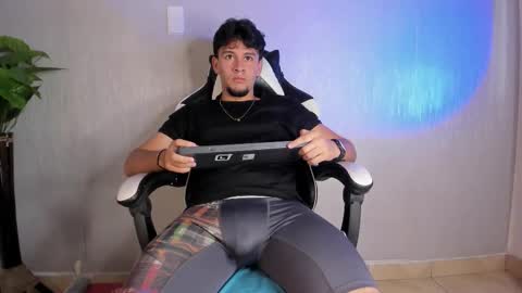 Snapshot of valetino_stonee chatting on March 28, 7:35 pm Valentino online show from March 28, 7:35 pm