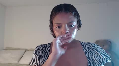 Snapshot of valientegirl_ chatting on February 7, 12:14 am VALIENTE online show from February 7, 12:14 am