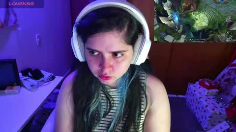 Snapshot of vallolet1_ chatting on December 11, 5:21 am Im Violet online show from December 11, 5:21 am