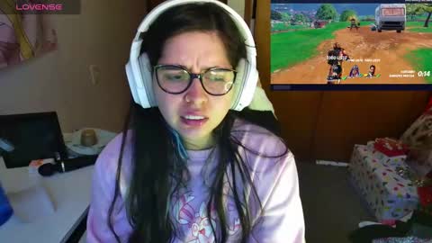 Snapshot of vallolet1_ chatting on December 15, 10:37 pm Im Violet online show from December 15, 10:37 pm