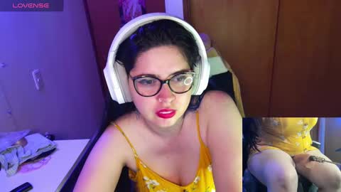 Snapshot of vallolet1_ chatting on December 27, 1:11 am Im Violet online show from December 27, 1:11 am