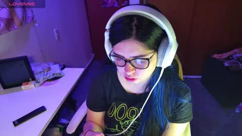 Snapshot of vallolet1_ chatting on January 1, 12:11 am Im Violet online show from January 1, 12:11 am