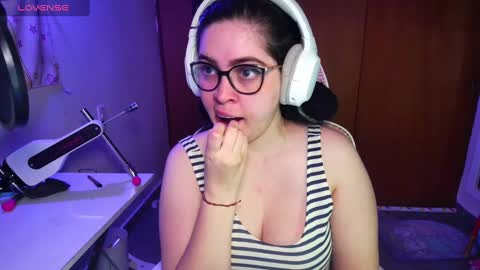 Snapshot of vallolet1_ chatting on February 6, 12:00 am Im Violet online show from February 6, 12:00 am