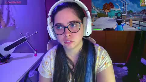 Snapshot of vallolet1_ chatting on February 25, 2:36 am Im Violet online show from February 25, 2:36 am