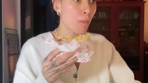 Snapshot of valorant_girl chatting on February 18, 7:09 pm Little Devil online show from February 18, 7:09 pm