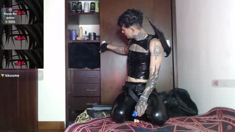 david guzman i model independenthelp me with a thumbs up online show from January 7, 12:03 am