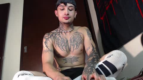 david guzman i model independenthelp me with a thumbs up online show from January 27, 6:19 am