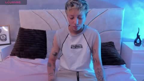 Snapshot of vane_grey chatting on June 8, 7:47 pm vane_grey online show from June 8, 7:47 pm