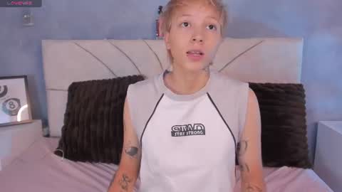 Snapshot of vane_grey chatting on July 11, 6:54 pm vane_grey online show from July 11, 6:54 pm