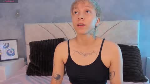 Snapshot of vane_grey chatting on July 19, 4:33 pm vane_grey online show from July 19, 4:33 pm