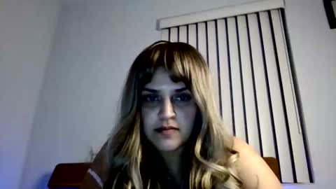 Snapshot of vanecias chatting on March 7, 7:27 am Mabel online show from March 7, 7:27 am