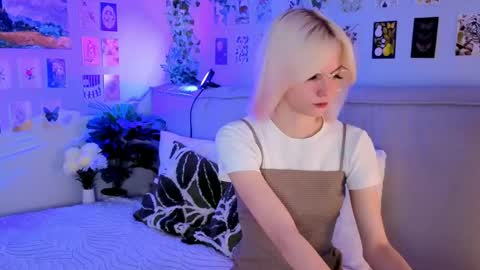 Snapshot of vanessaaustin chatting on April 17, 2:42 pm Vanessa online show from April 17, 2:42 pm