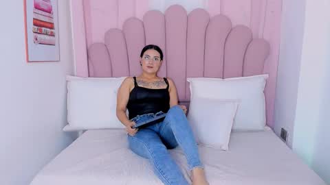 vanessamirren online show from October 3, 12:02 pm