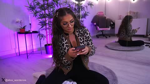 Vanessa Simon online show from January 3, 6:22 am