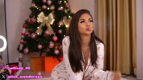 Snapshot of vanessasimon chatting on December 18, 7:03 am Vanessa Simon online show from December 18, 7:03 am