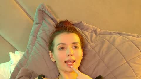 Snapshot of vanessavienne chatting on June 8, 1:39 am VanessaVienne online show from June 8, 1:39 am