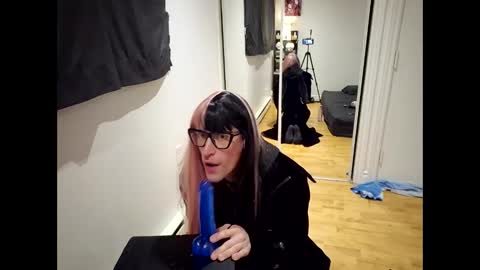 Snapshot of vanesslut_crossdress chatting on December 15, 4:28 am Vanessa online show from December 15, 4:28 am