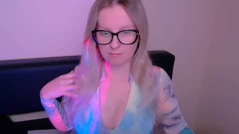 Mia online show from September 29, 7:02 am