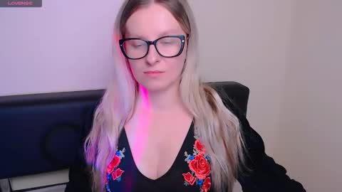 Mia online show from October 9, 6:44 am