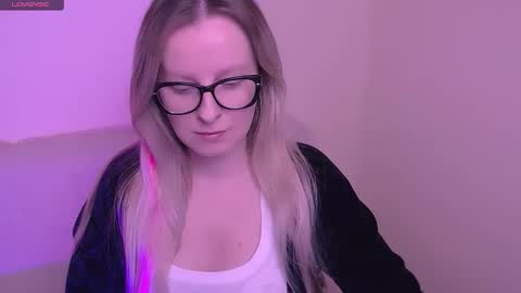 Mia online show from November 10, 8:02 am