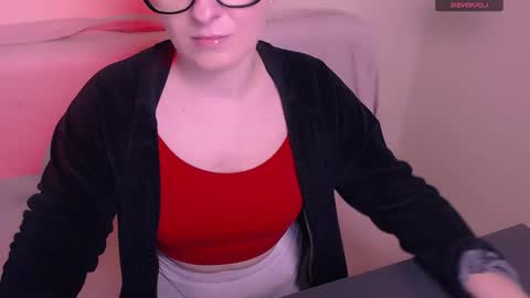 Mia online show from December 5, 8:34 am