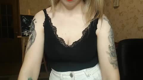 Snapshot of vanillamuffin chatting on March 4, 10:02 am VanillaMuffin online show from March 4, 10:02 am