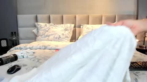 Snapshot of vannabardot chatting on September 25, 1:42 am VANNA online show from September 25, 1:42 am