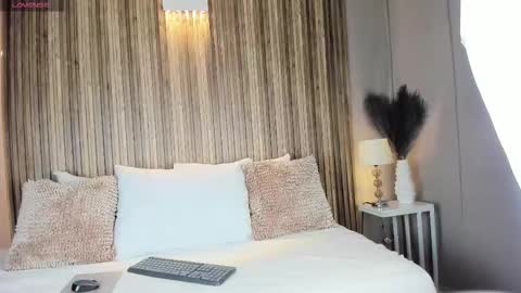 V A N N E S A   online show from November 7, 11:43 am