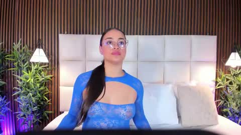 V A N N E S A   online show from December 5, 11:52 am