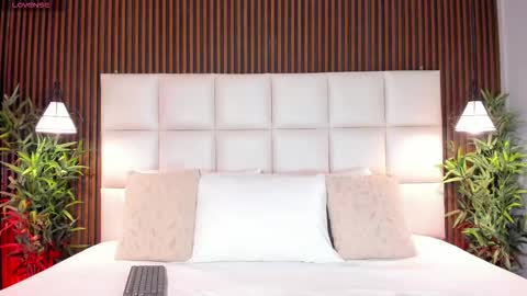 V A N N E S A   online show from December 17, 12:00 pm