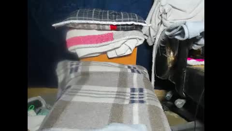 Snapshot of vanneloope chatting on April 12, 12:37 am vanneloope online show from April 12, 12:37 am