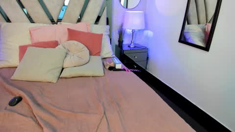 Vee Simons online show from January 4, 4:43 pm