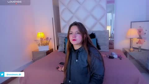 Vee Simons online show from January 4, 7:44 pm