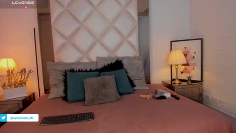 Vee Simons online show from January 5, 7:49 pm