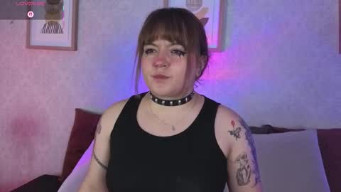 Vee Simons online show from November 4, 9:25 pm