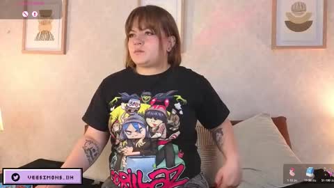 Vee Simons online show from December 14, 2:00 pm