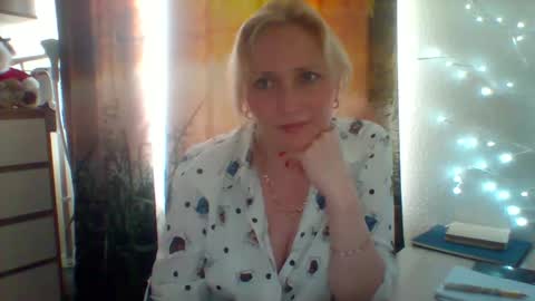 velka_raspberry online show from May 26, 3:19 pm