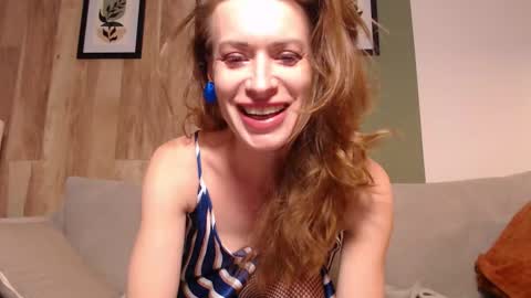 Snapshot of velourhex chatting on October 3, 4:59 pm Lia Lin online show from October 3, 4:59 pm
