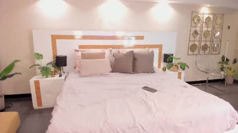veluna_ online show from July 15, 11:15 am