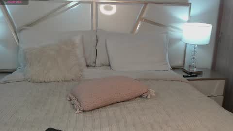 veluna_ online show from July 21, 12:29 pm