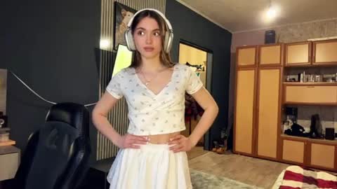 Snapshot of veluxe chatting on March 17, 3:26 pm Nia online show from March 17, 3:26 pm