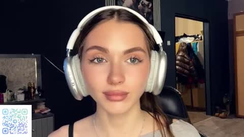 Snapshot of veluxe chatting on March 19, 3:38 pm Nia online show from March 19, 3:38 pm