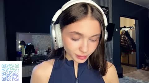 Snapshot of veluxe chatting on March 21, 3:15 pm Nia online show from March 21, 3:15 pm