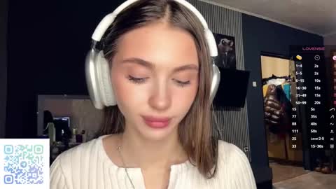 Snapshot of veluxe chatting on March 22, 3:59 pm Nia online show from March 22, 3:59 pm