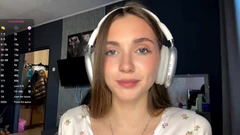 Snapshot of veluxe chatting on March 23, 3:05 pm Nia online show from March 23, 3:05 pm