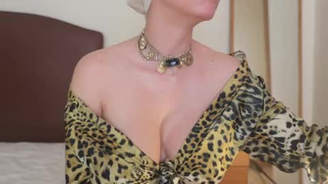 Sienna online show from May 30, 6:38 pm